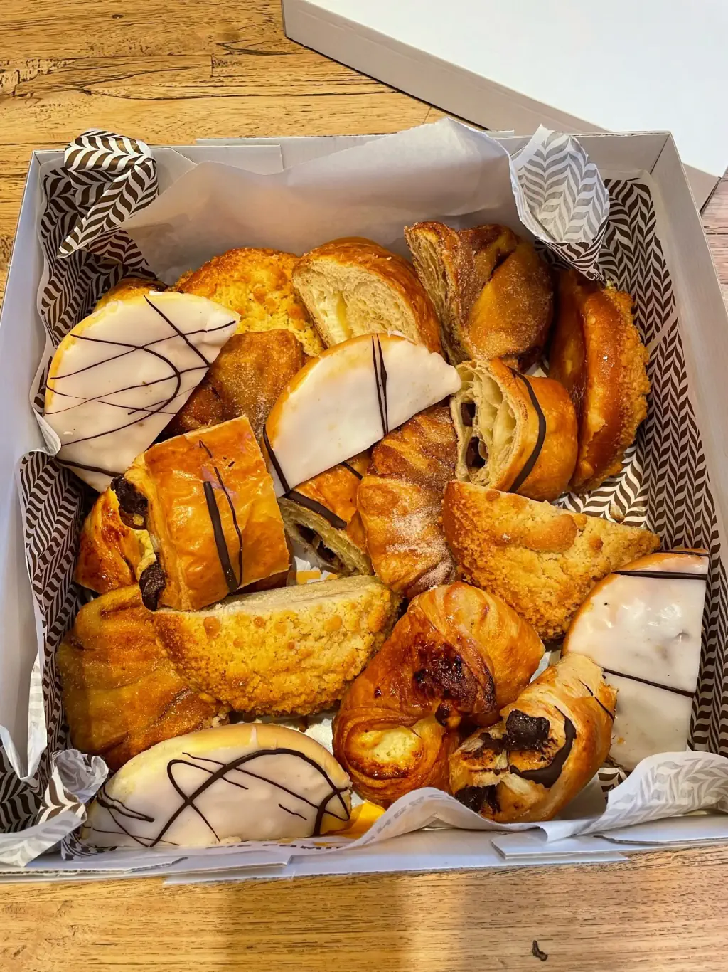 Box mit verschiedenen süßen Teilchen und Plundergebäck der Bäckerei Storch