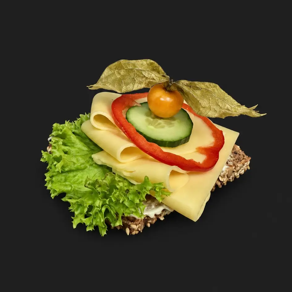 Frisch belegtes Brötchen mit Käse
